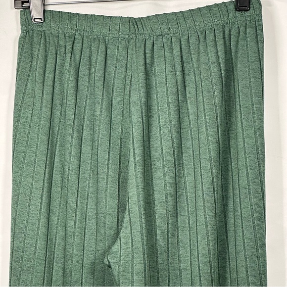 Green Ribbed Two-Piece Lounge Set - Picture 6 of 8